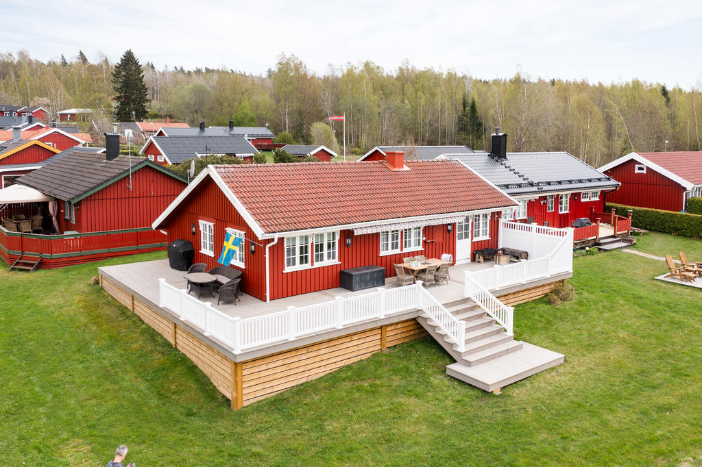 Enplanshus med längsgående altan. 