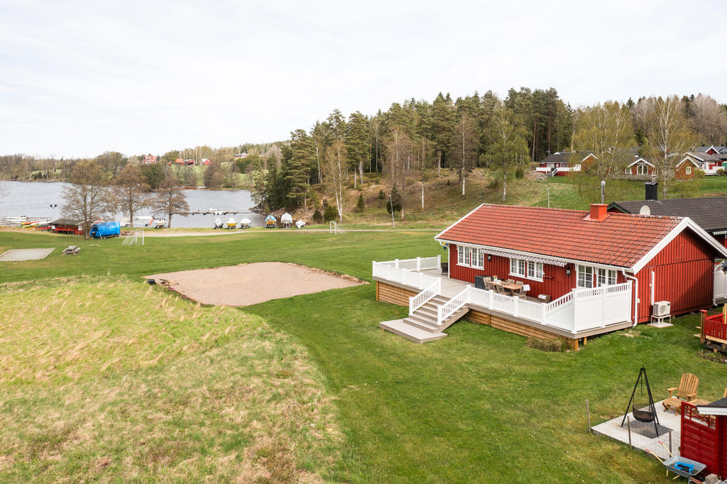 Gångavstånd till badplats och brygga vid sjön Ärtingen. 