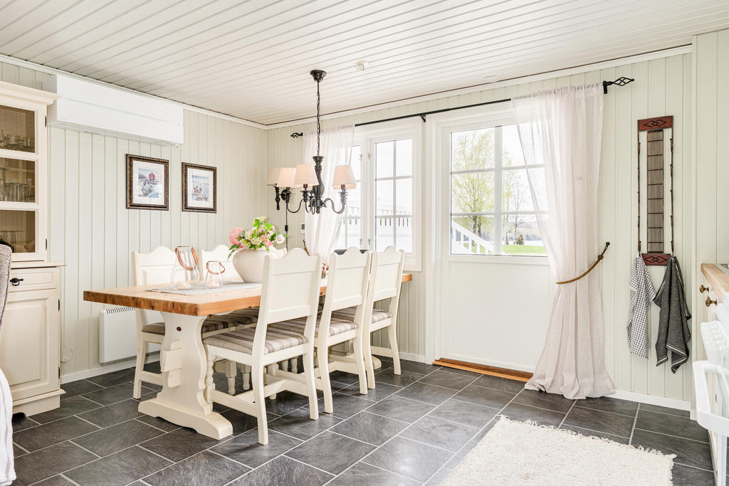 Plats för separat matplats och utgång till altan. 