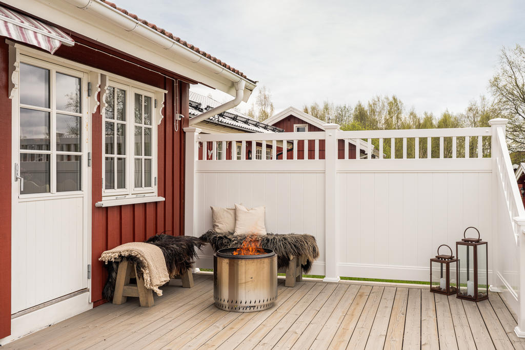Trivsam altan med plats för flera sällskapsytor. 