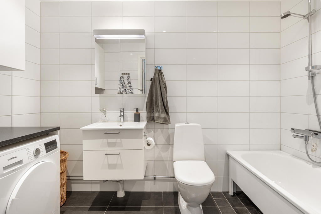 Badrum med tvättmaskin