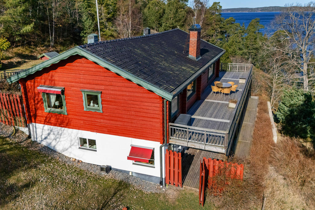 Altan mot sjösida