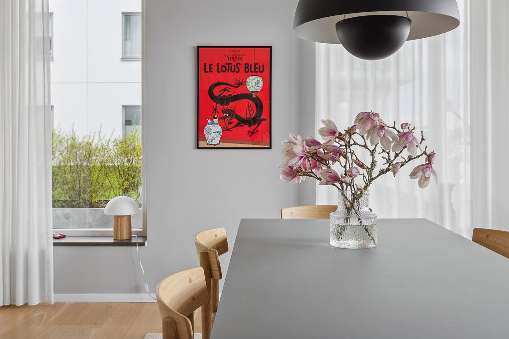 Lägenheten har genomgående 1-stavsparkett i ek