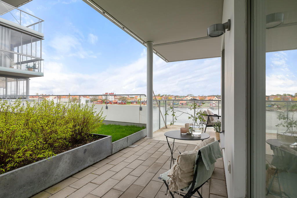 Uteplats som går i vinkel med balkongen