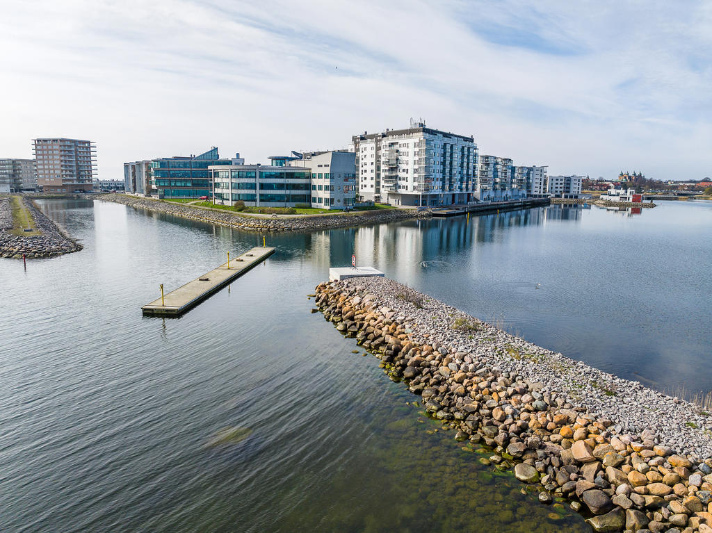 Utrustningskajen ligger mer skyddat än övriga bostäder på Varvsholmen