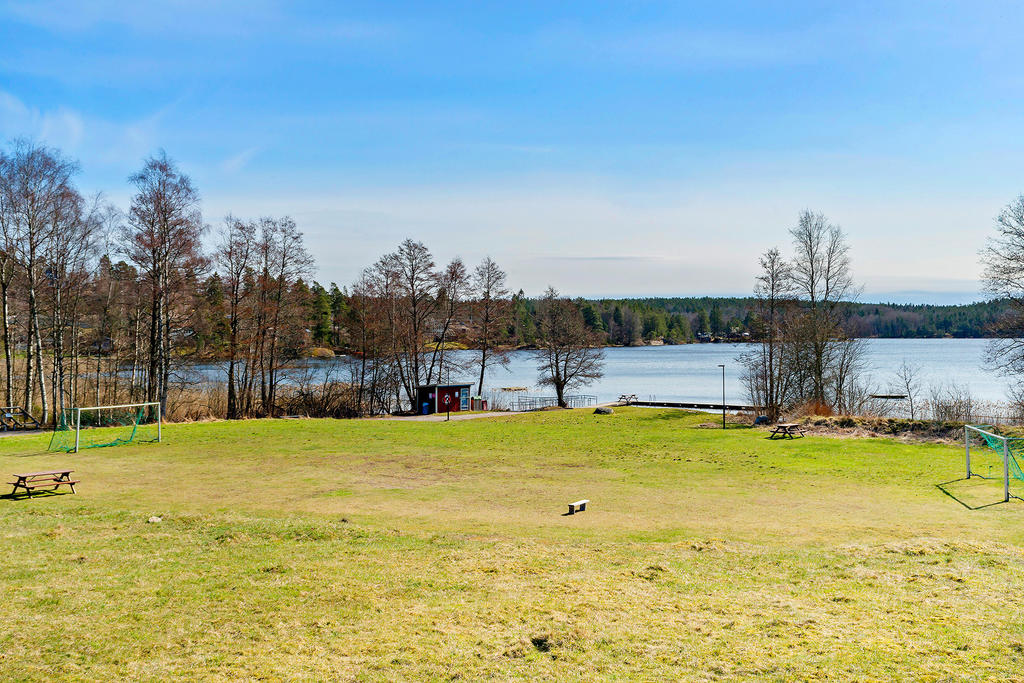 Stora grönytor invid badet