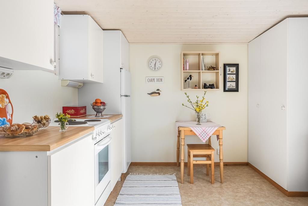 Praktiskt kök med matplats för två.