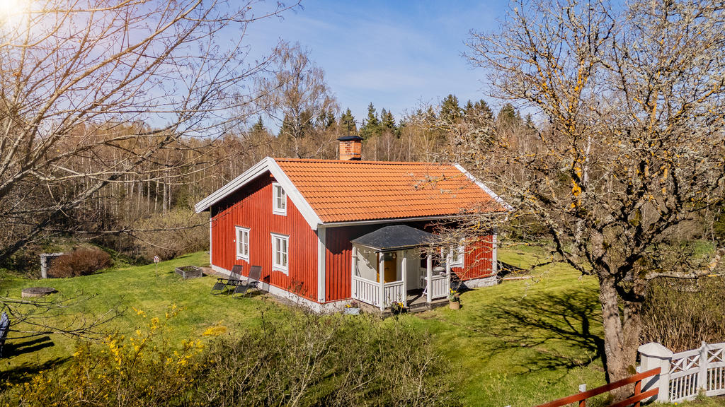 Ett rött torp med vita knutar