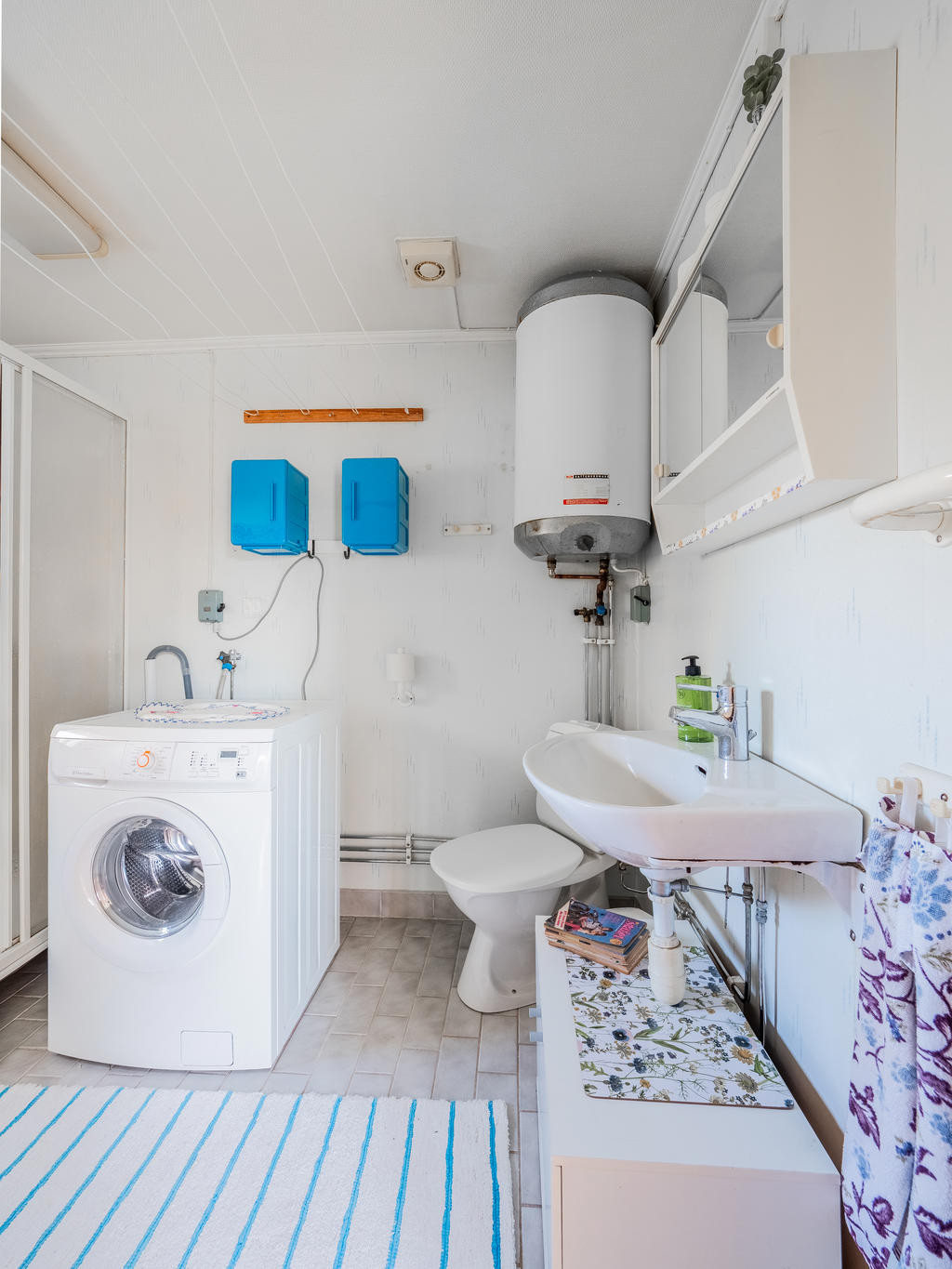 Badrum med wc och tvättmaskin