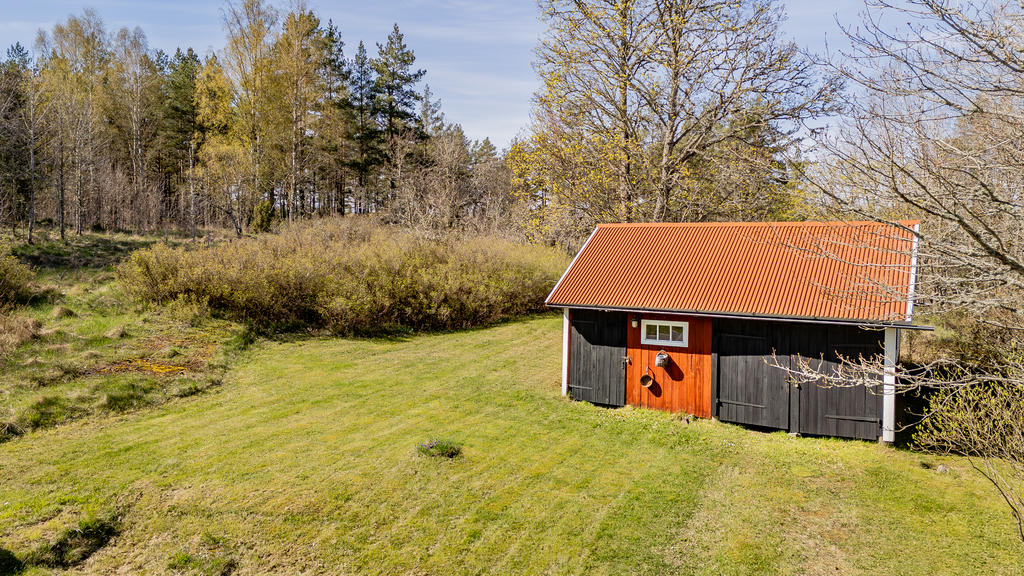 Garage med snickarbod och vedbod