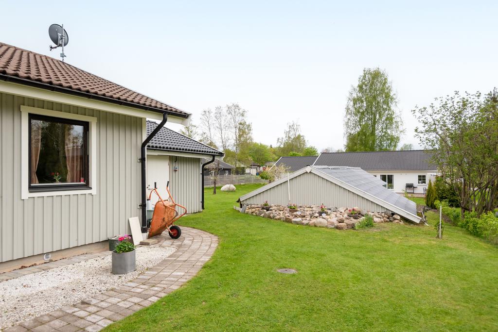 Vy mot gäststugan samt jordkällaren
