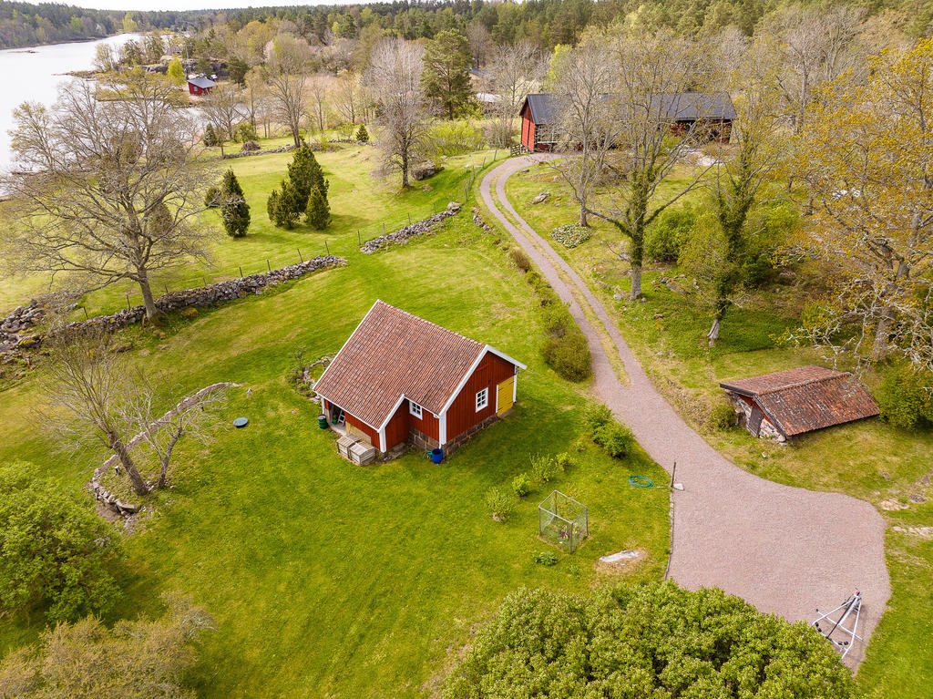 Grusade vägen mellan ladugården och storstugan