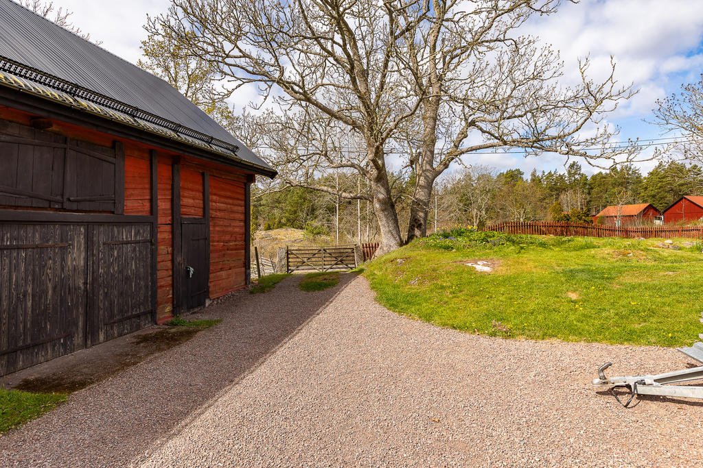 Grusad infart vid ladugården