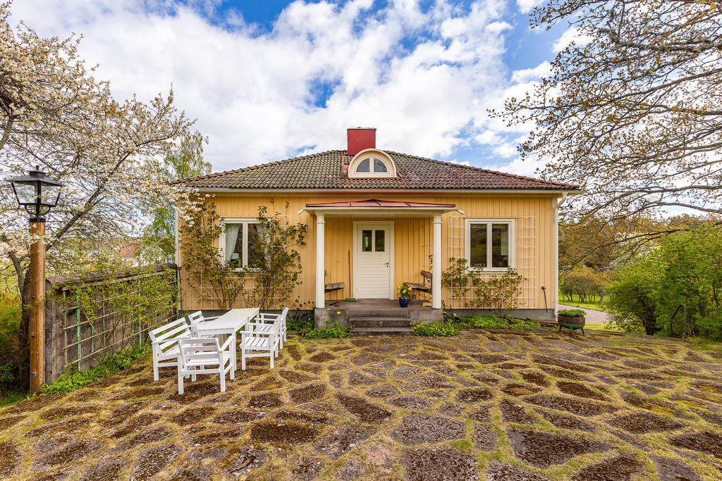 Kalksten pryder storstugans framsida
