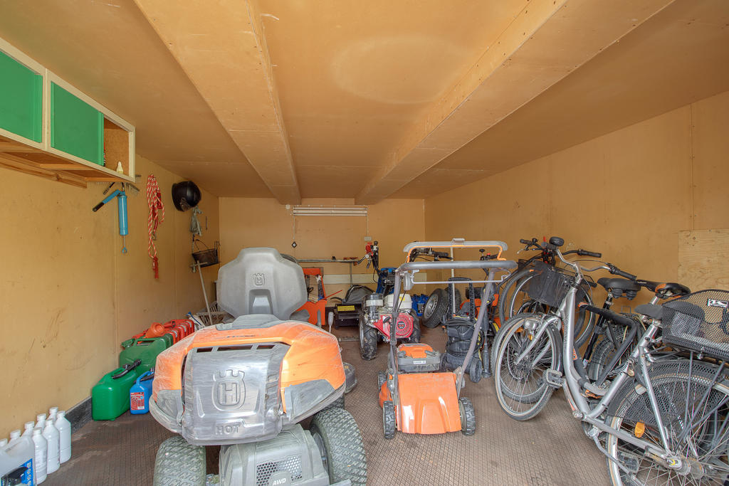Garage för redskap i ladugården