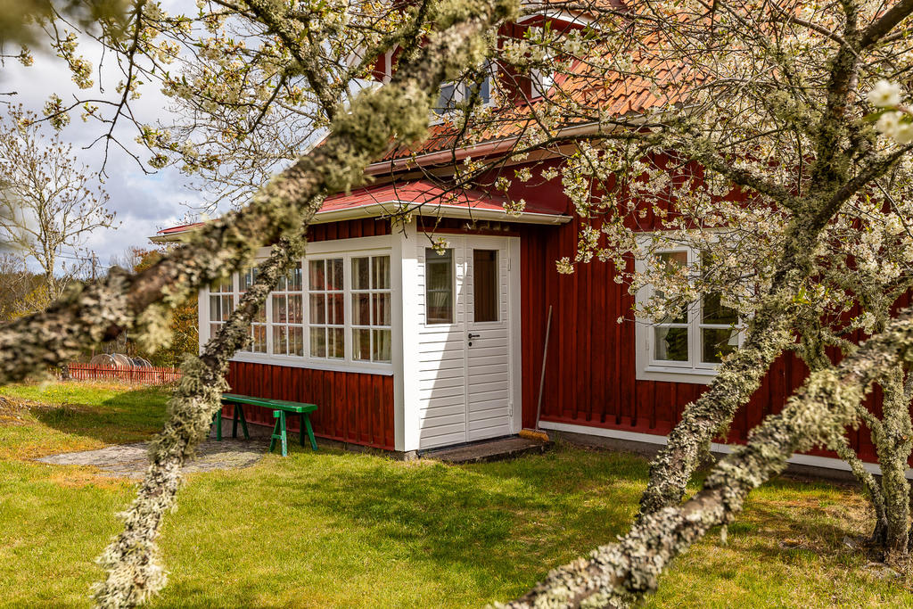Grindstuga med glasad veranda