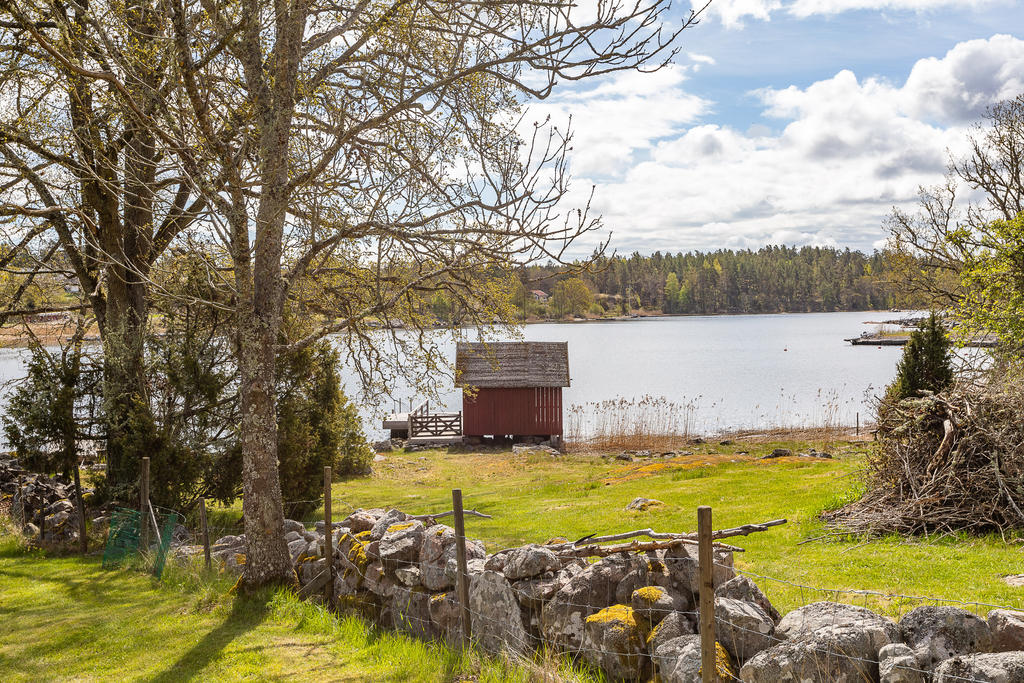 Bryggan & sjöboden i sydvästläge