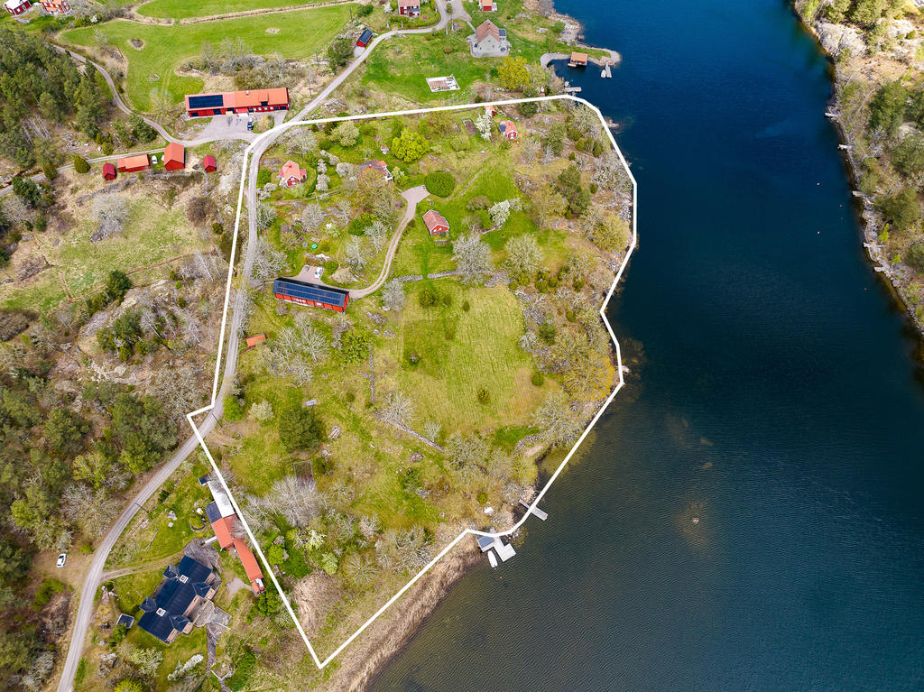 De inritade tomtgränserna följer lantmäteriets karta och är inte exakta. Vägen ligger inte på fastighetens mark.