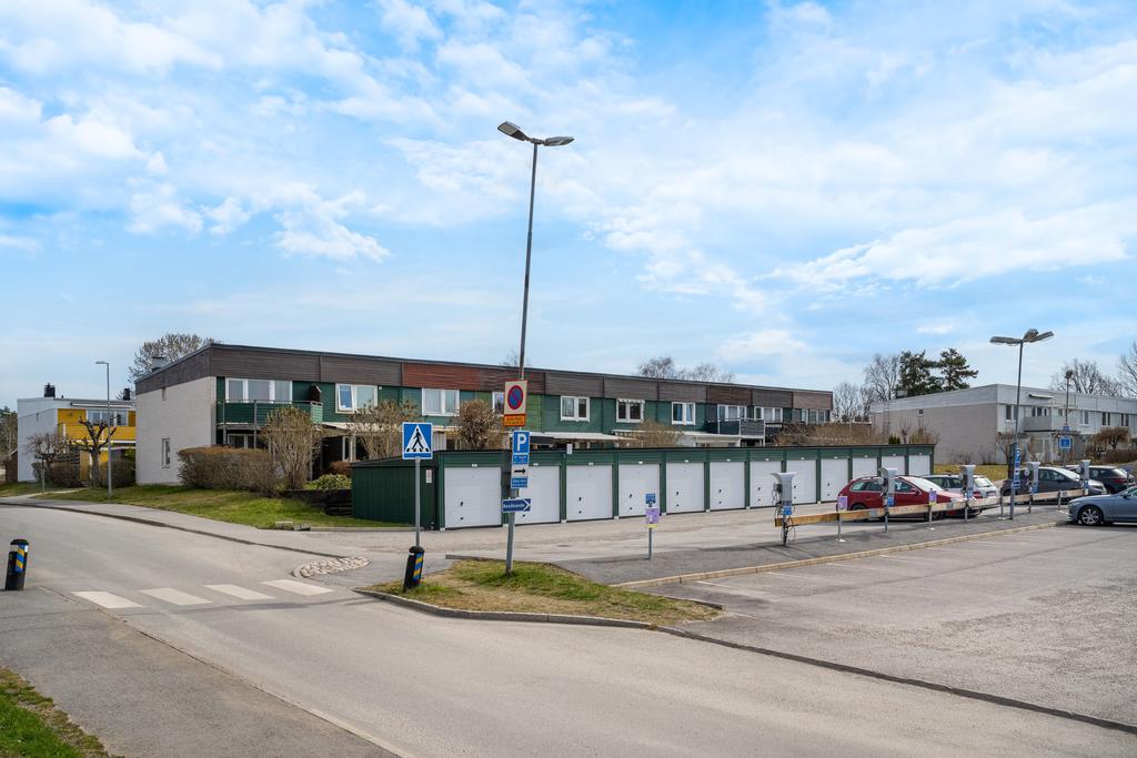 Garage i samfälligheten precis runt hörnet.