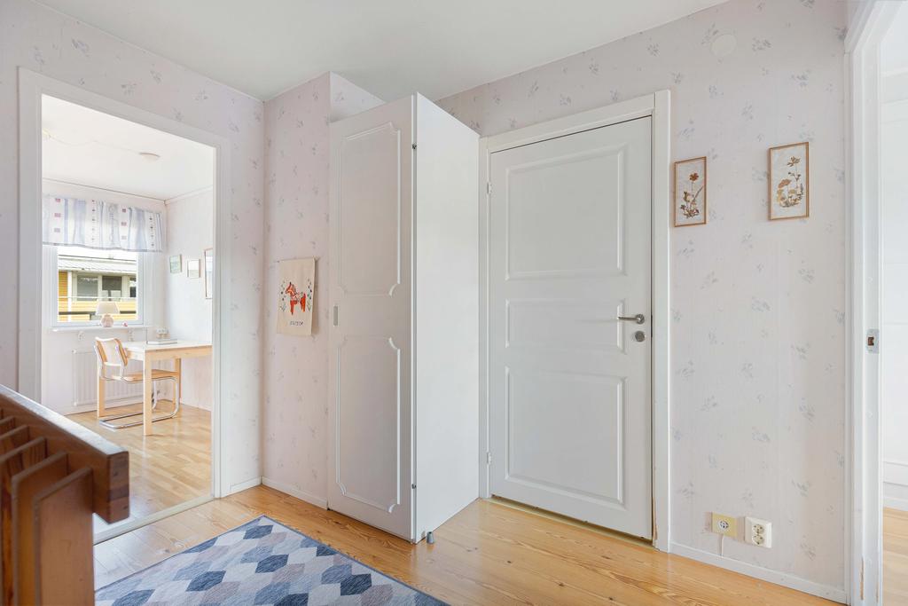 Övre hall med badrum.