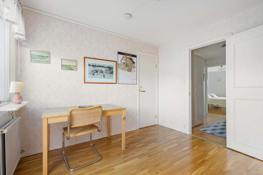 Plats för både säng, skrivbord och förvaring.