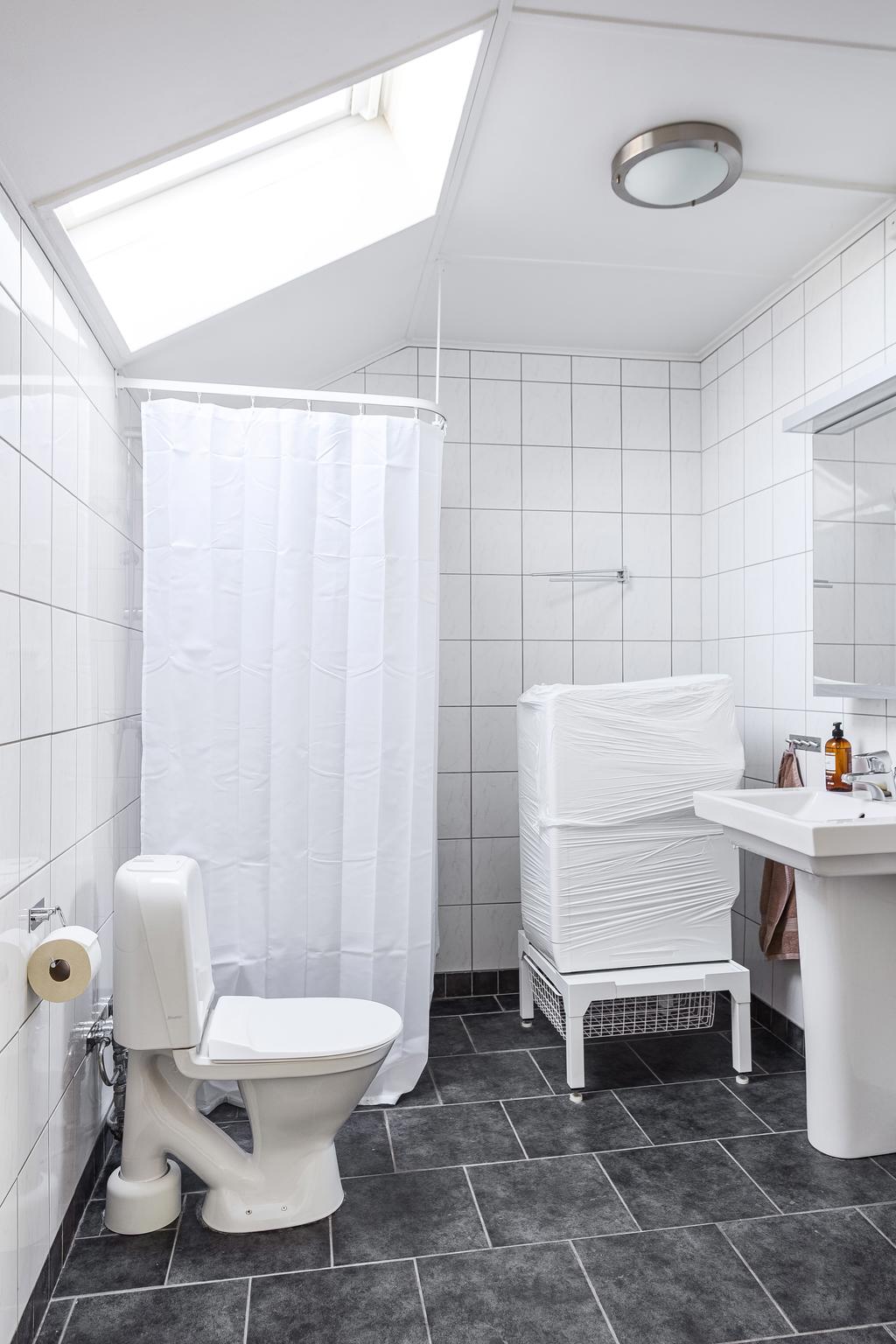 Helkaklad dusch/wc med takfönster