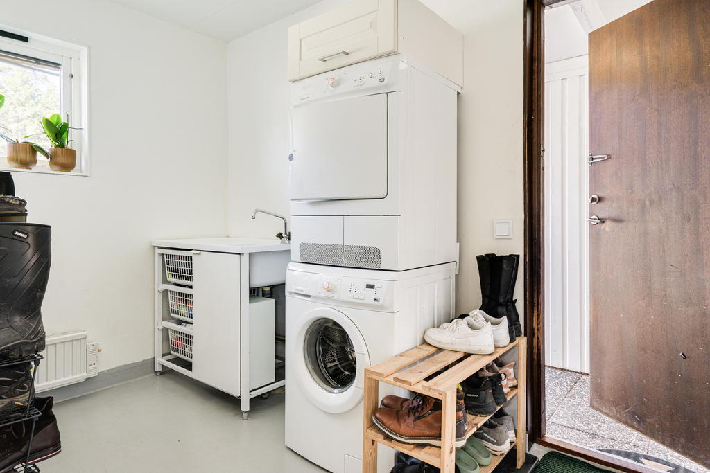 Groventré -  med tvättmaskin, torktumlare, frys och varmvattenberedare.
