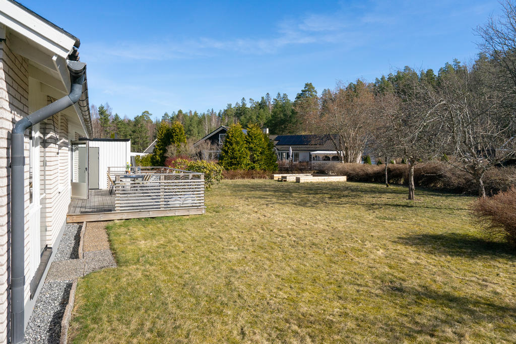 Härlig trädgårdstomt med gott om plats för sociala aktiviteter och planteringar. 