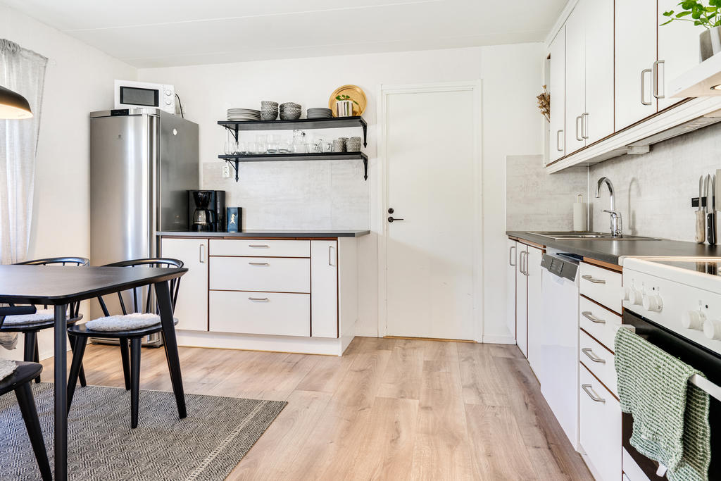 Stilrent kök med plats för mindre matgrupp.