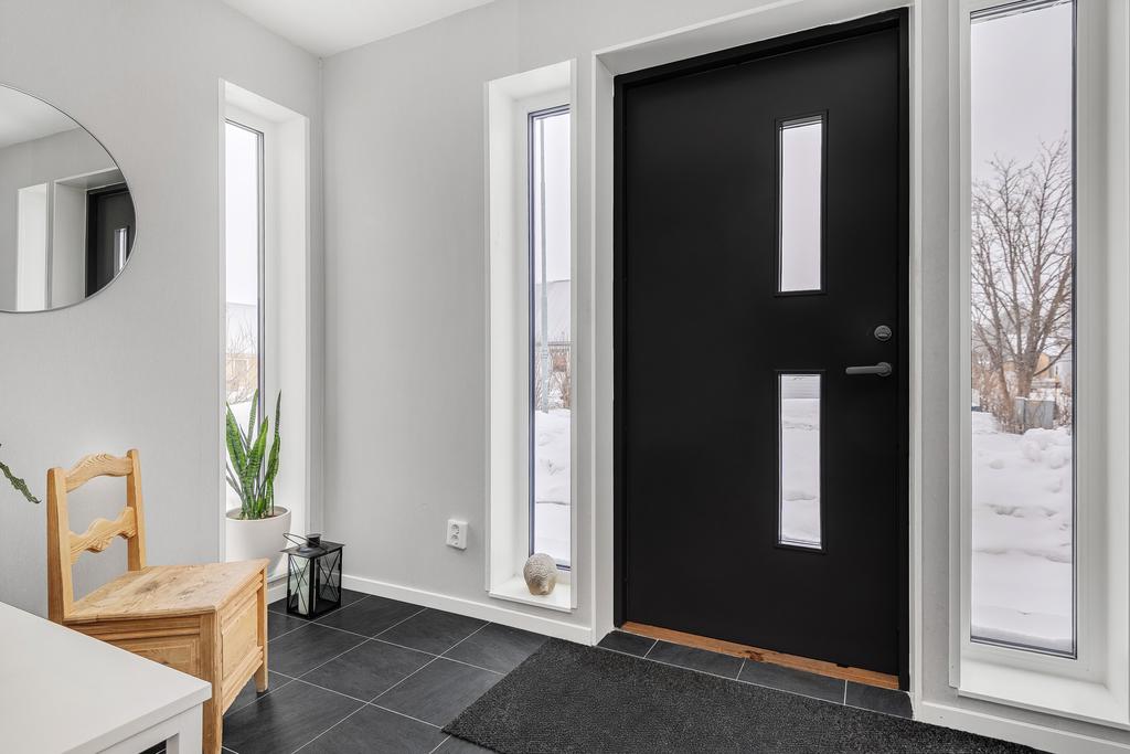 Ljus hall som blivit utbyggd för ca 4 år sedan av Swepo. Här har du ett varmt kakelgolv med vattenburen golvvärme, tapeter på väggar, 2 garderober och spotlights i taket.