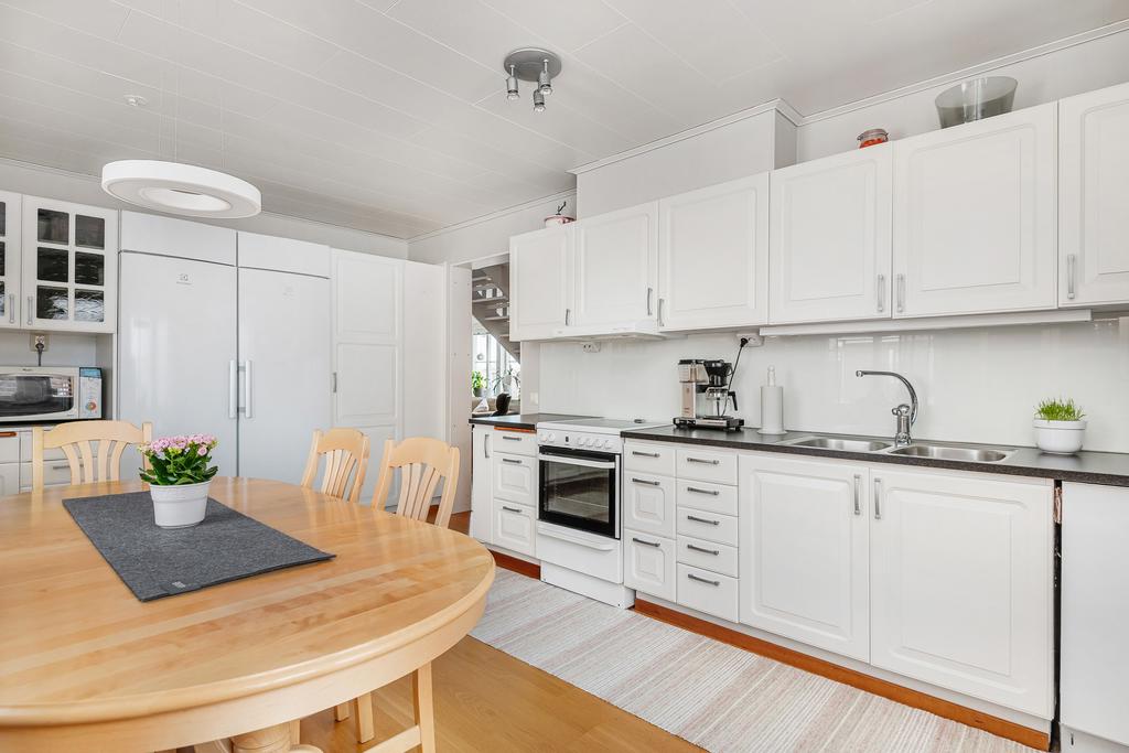 Rymligt kök med kyl, frys, spis, fläkt, ny diskmaskin för ca 5 år sedan och utgång till altanen i soligt läge.