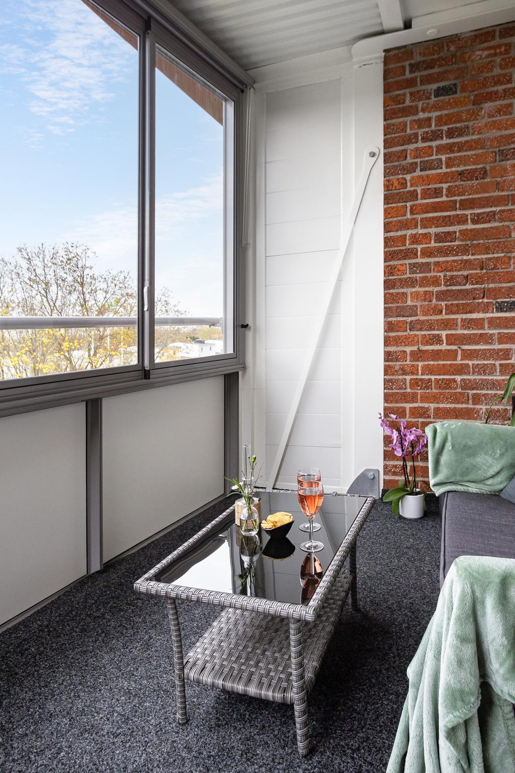 Den inglasade balkongen kan ni använda som extra rum stora delar av året