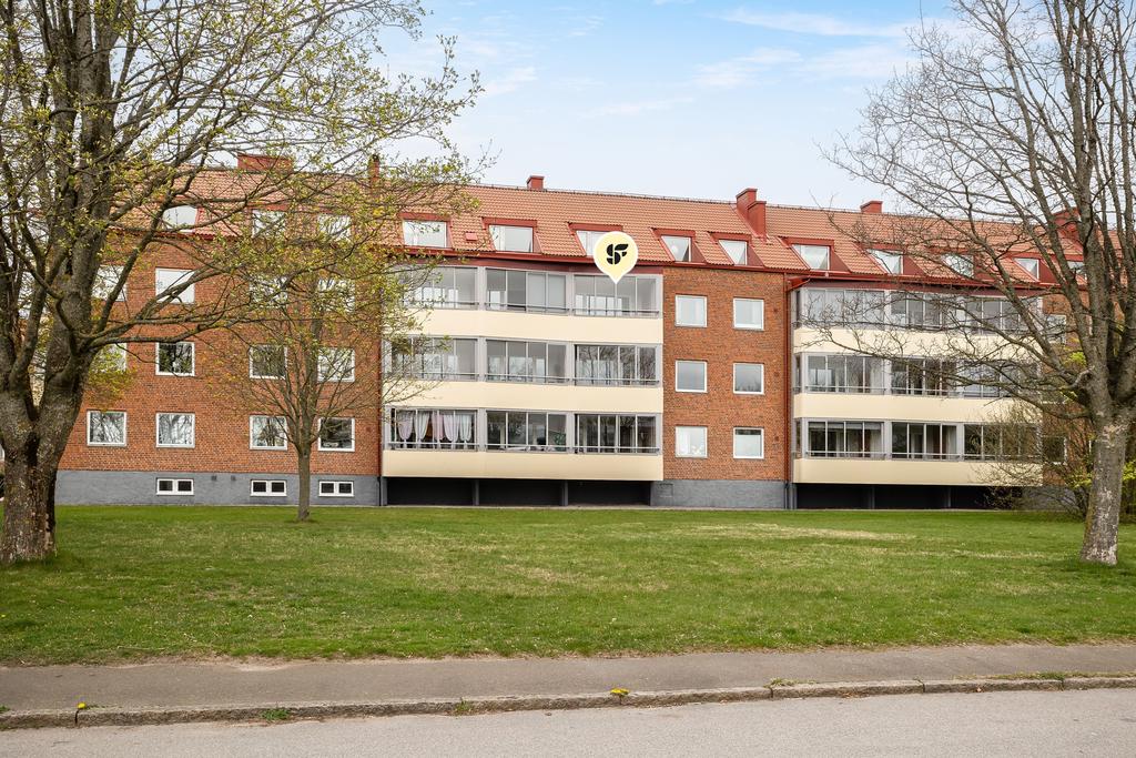 Den inglasade balkongen på tredje våning 