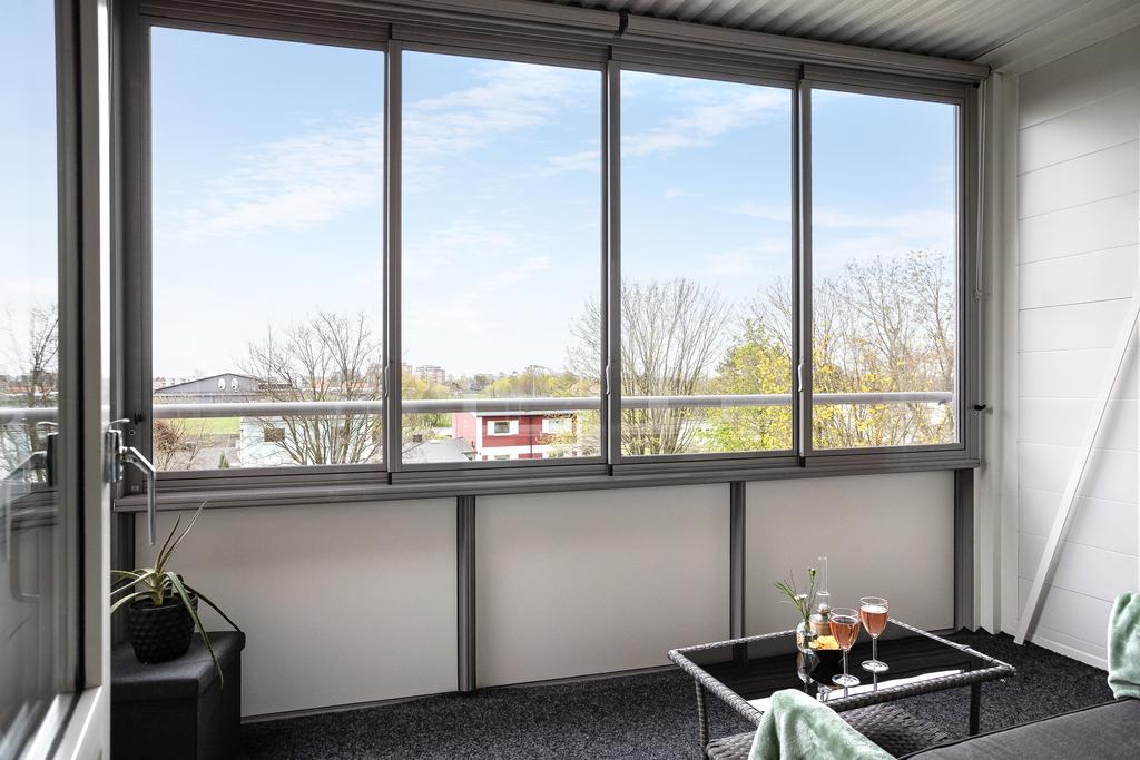 Från den inglasade balkongen har ni fri vy och kan njuta av solen under sommardagarna