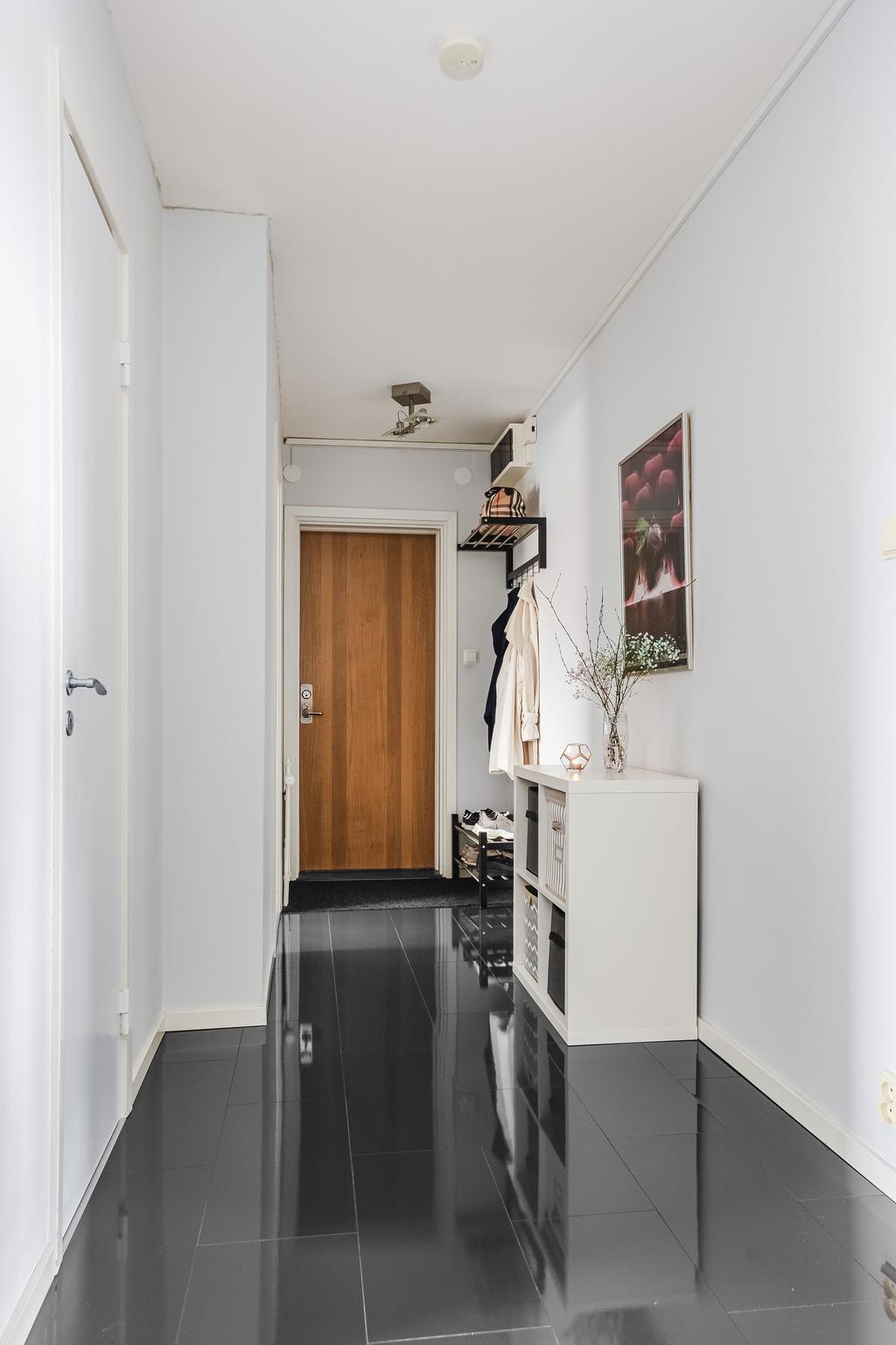 Från hallen når ni klädkammaren, perfekt som extra förvaringsutrymme