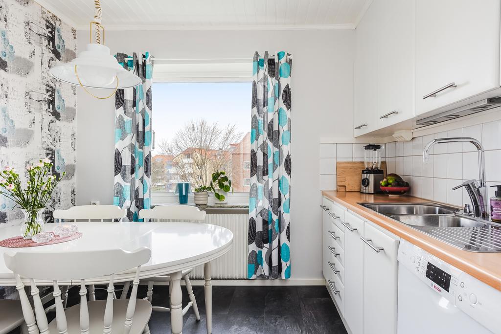 I köket får ni plats med matbord för 4 personer och kan njuta av middagar tillsammans med vänner