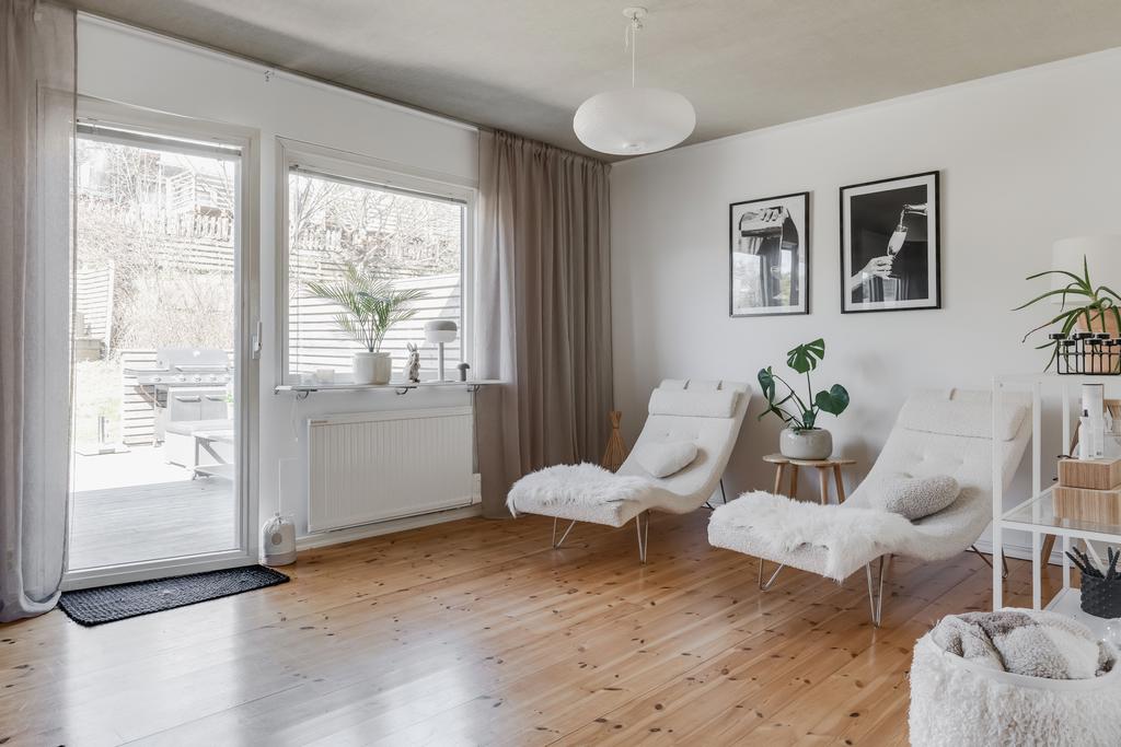 Vardagsrum med utgång altandäcket på husets baksida