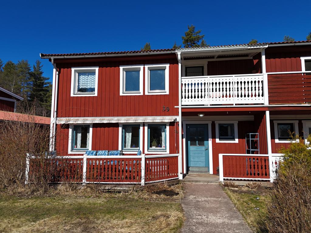 Här finns en altan på framsidan och en balkong på övreplan. Samt en inglasad altan på baksidan. 