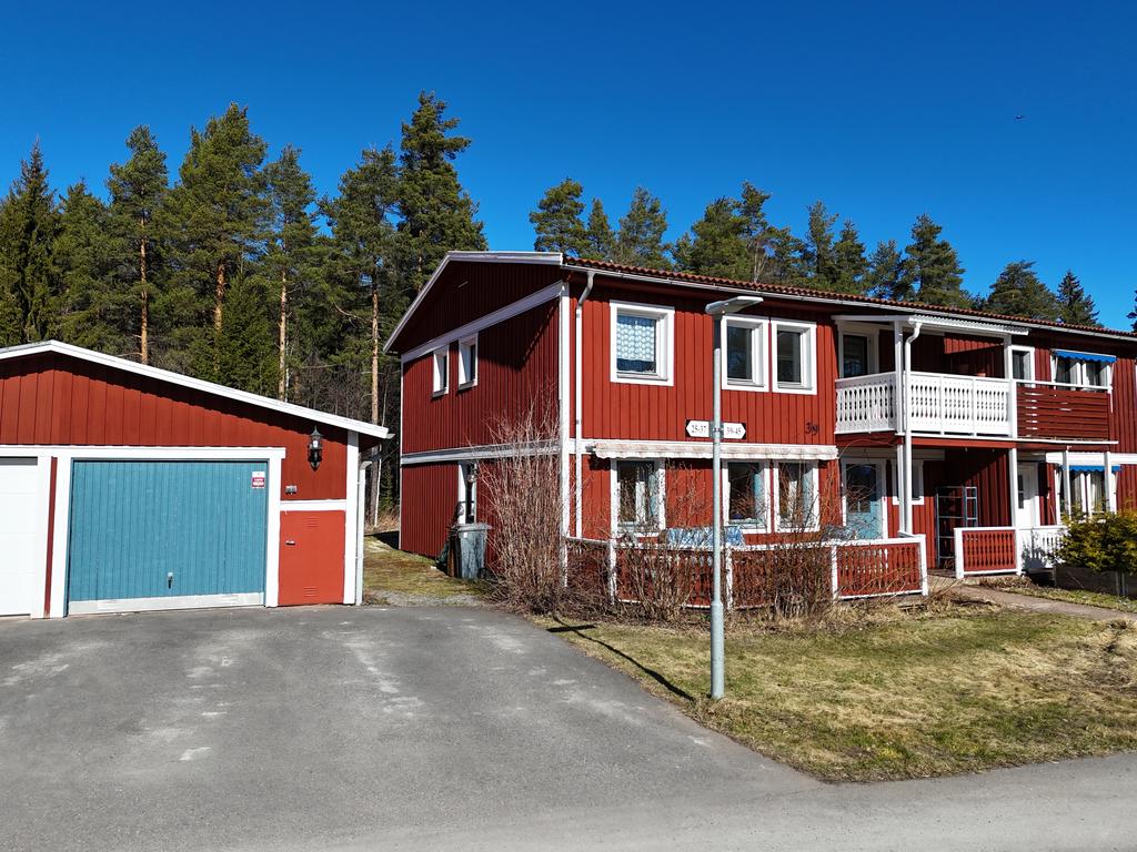 Har du ett eget garage och förråd och en lekstuga på baksidan. 