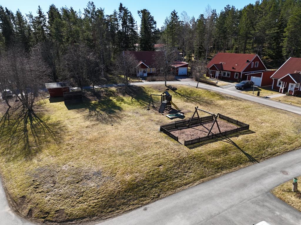 En av de två lekparkerna i området. 