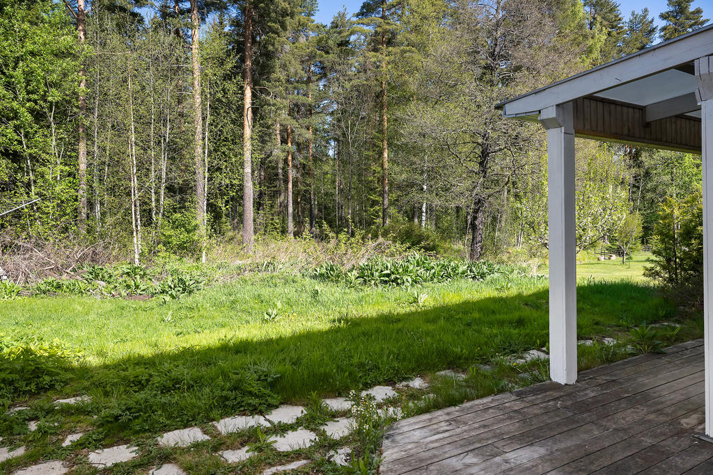 Utsikten från baksidan, här hör och ser du en liten porlande bäck med en liten bro som leder dig in i skogen. 