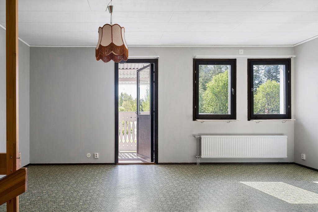 Välkommen upp! Här möts du av ett stort allrum, kanske ett vardagsrum för barnen? 