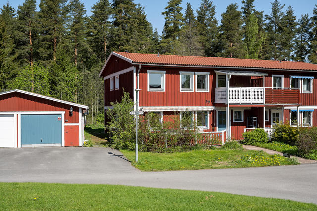 Välkommen till Tuppes väg 39! Ett radhus med utsikt över lekpark och skog. 