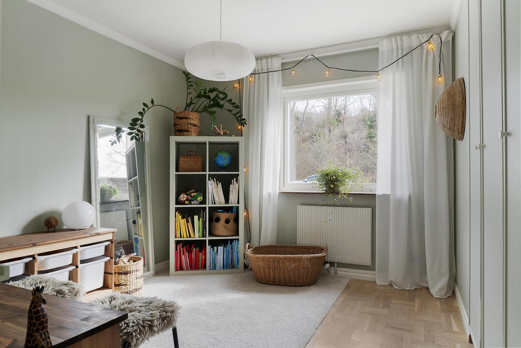 Sovrum 1 med inbyggda garderober 