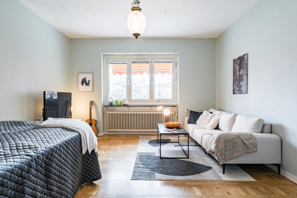 Allrummet har gott om plats för soffa och säng