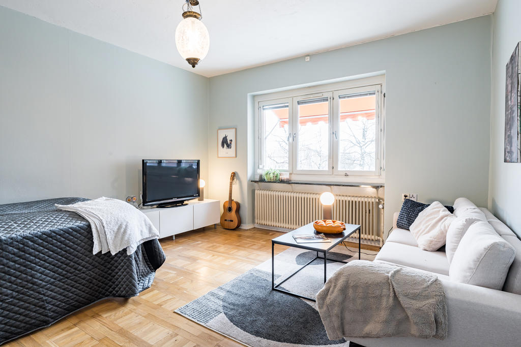 Fönstren släpper in mycket ljus. Om man föredrar skugga så finns en markis