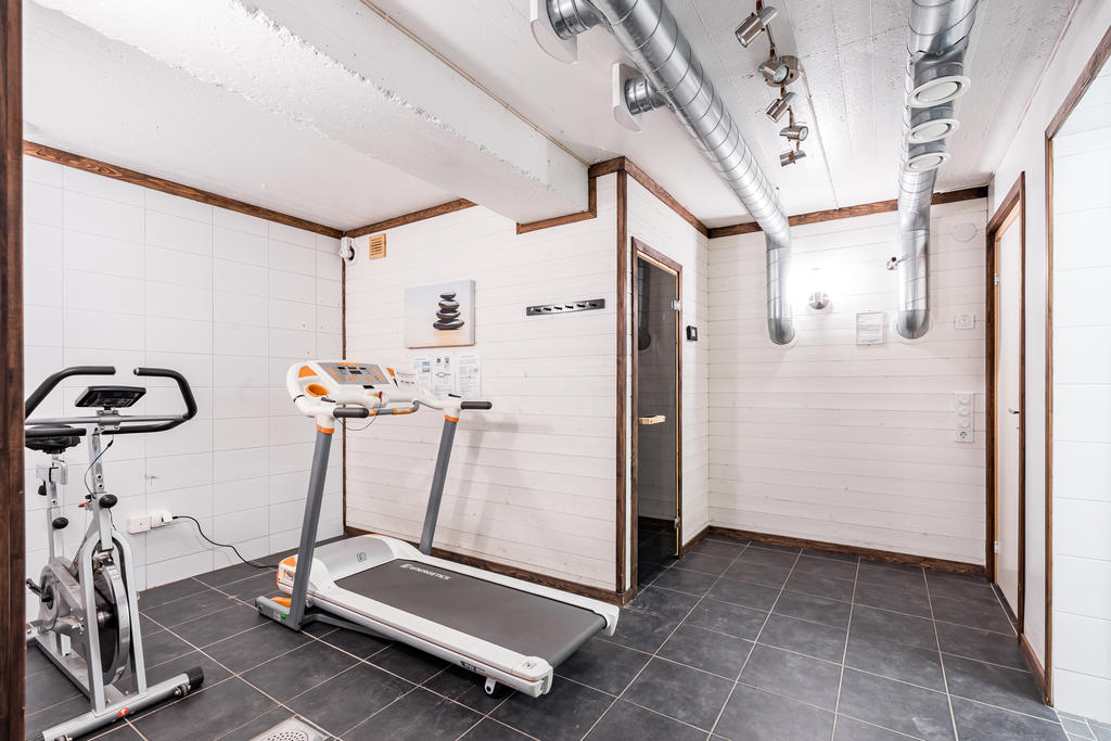 I källaren finns bastu, relax och gym för föreningens medlemmar