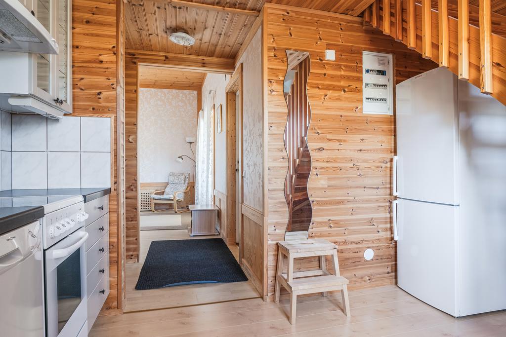 Kök med träpanel på väggarna