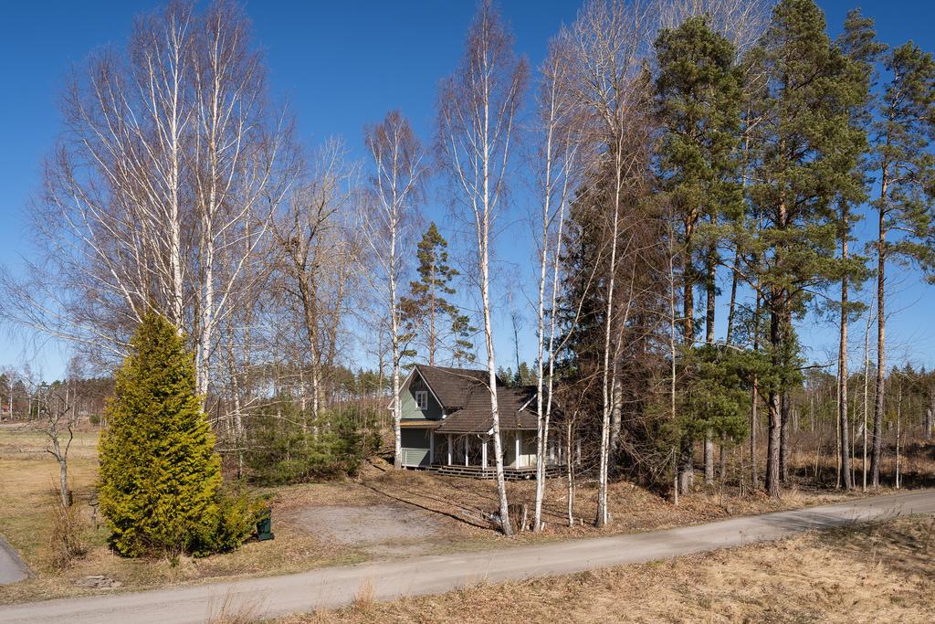 Större tomt om 1 225 kvm med naturtomt