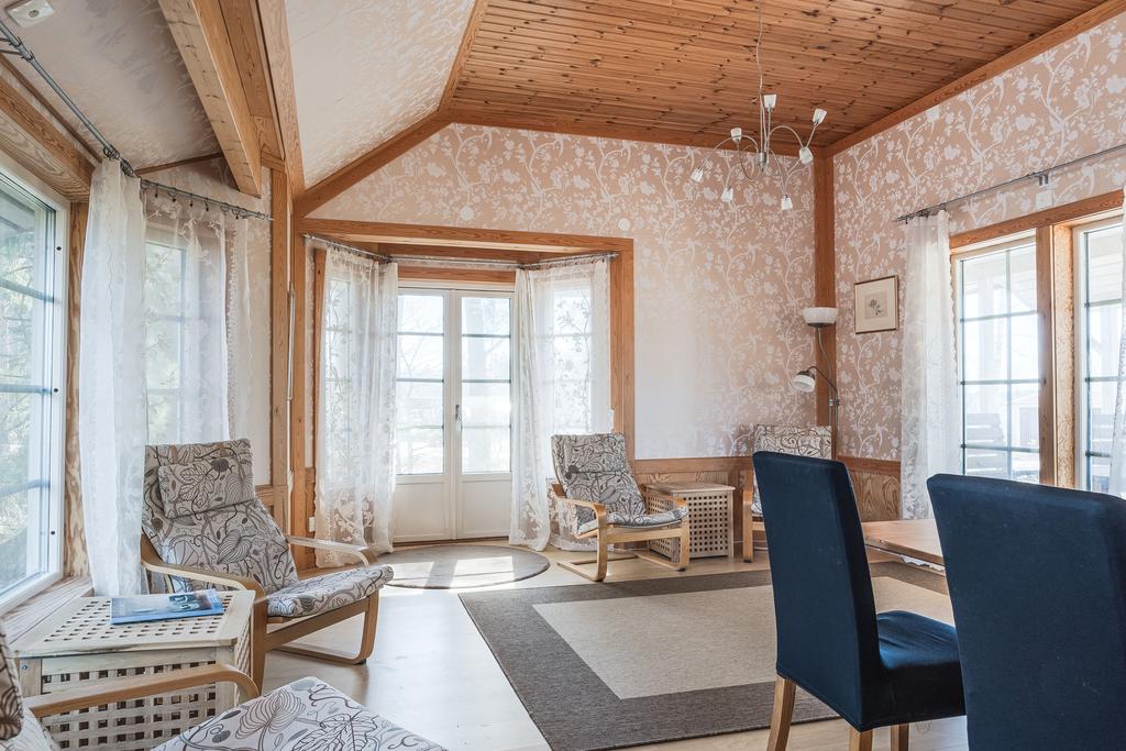 Stort vardagsrum med ljusinsläpp åt 3 håll